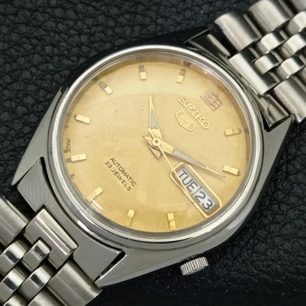 Vintage 1975 Seiko Automatic Mens Silver Watch W/daydate & Gold accents